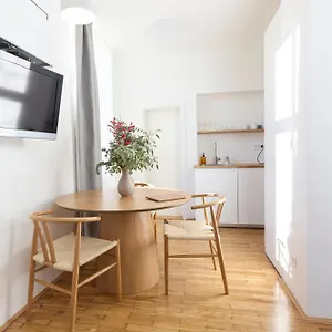 Ella's River Apartment
